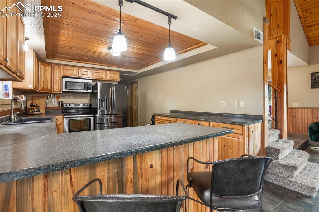 Image 13 of 31: Kitchen