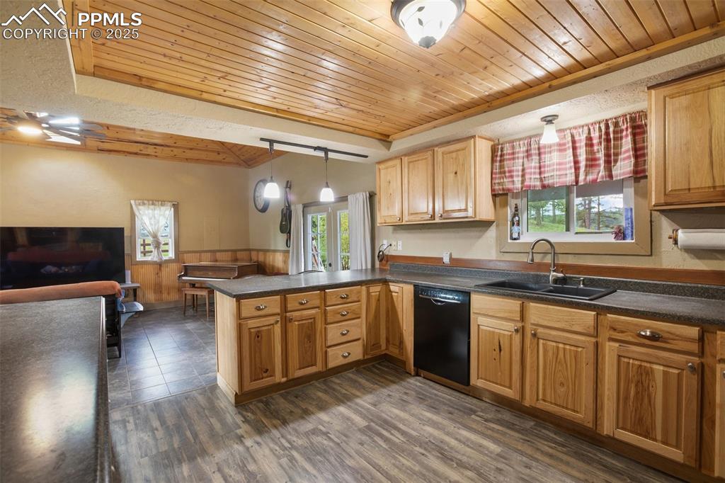 Image 14 of 31: Kitchen