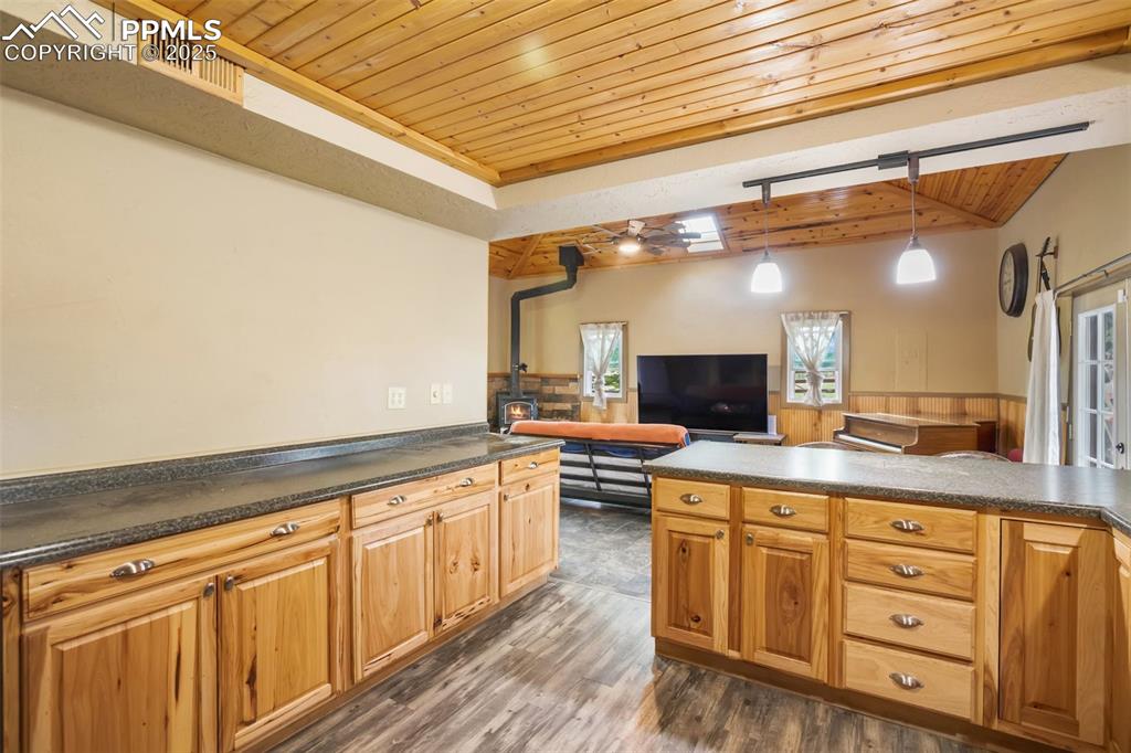 Image 15 of 31: Kitchen
