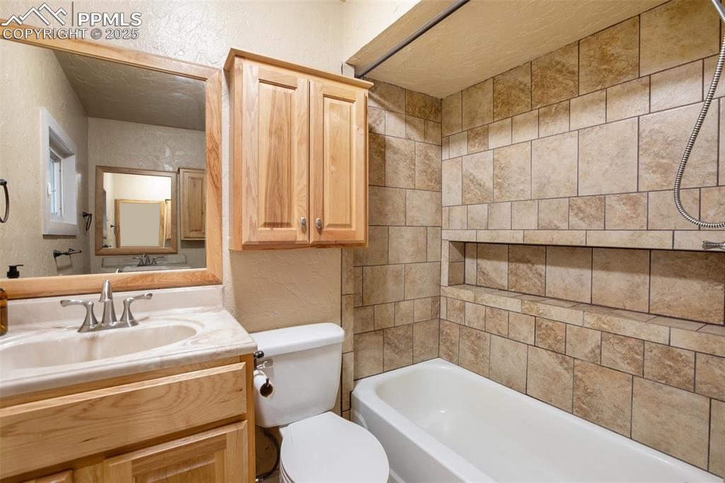 Image 16 of 31: Bathroom