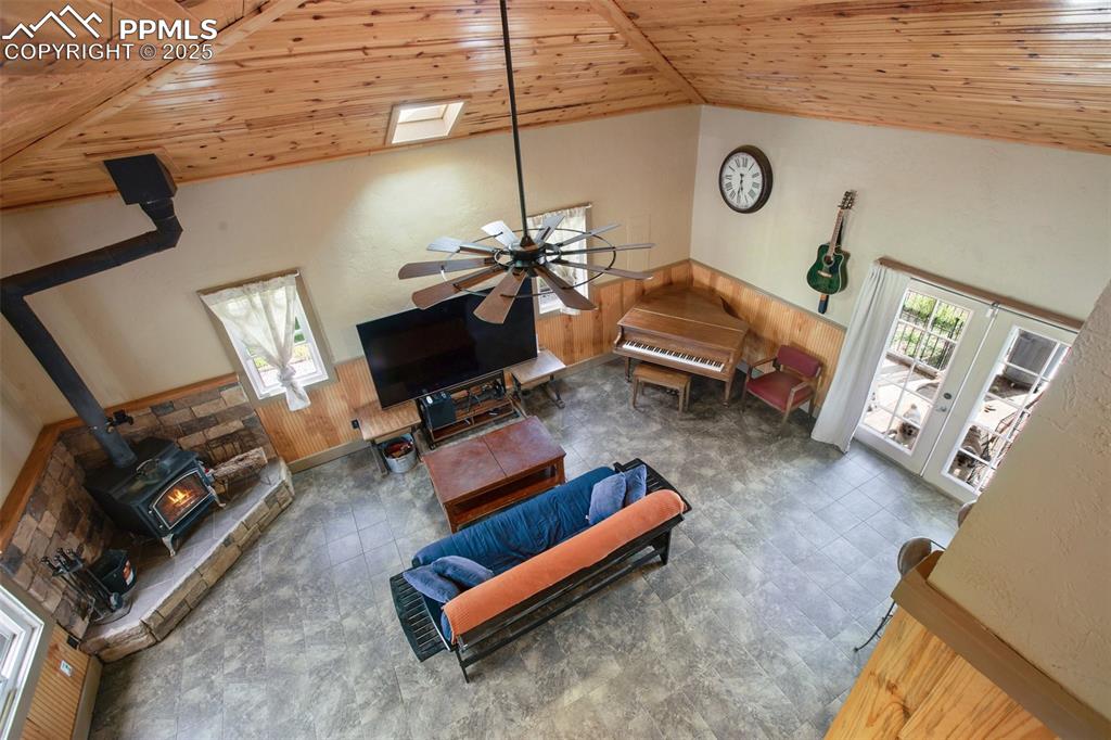 Image 9 of 31: Living Room