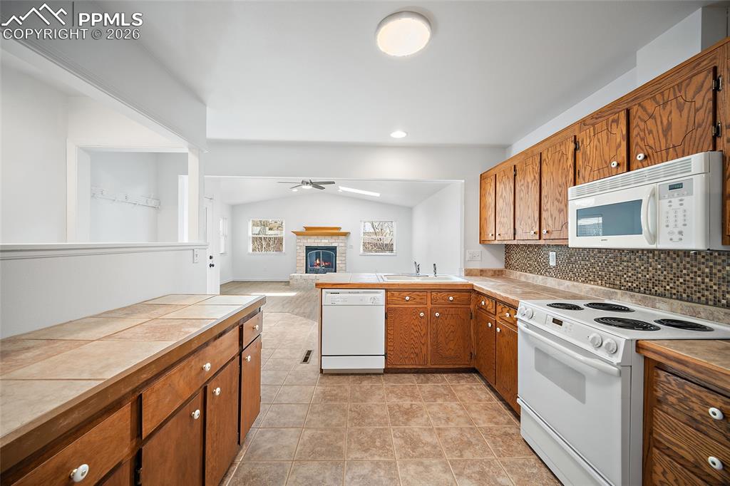 Image 10 of 35: Kitchen