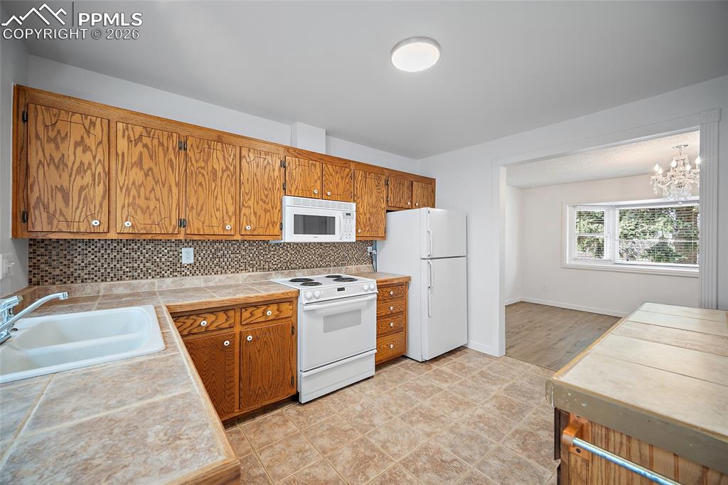 Image 12 of 35: Kitchen