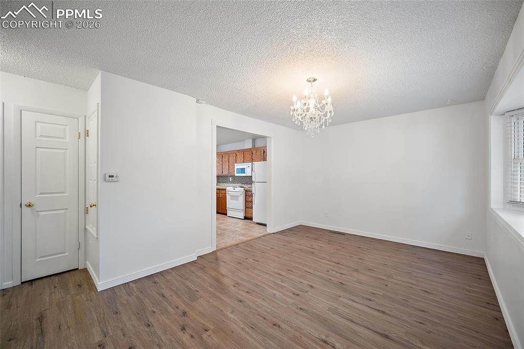 Image 14 of 35: Dining Area