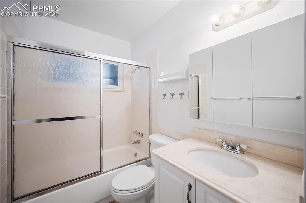 Image 20 of 35: Bathroom