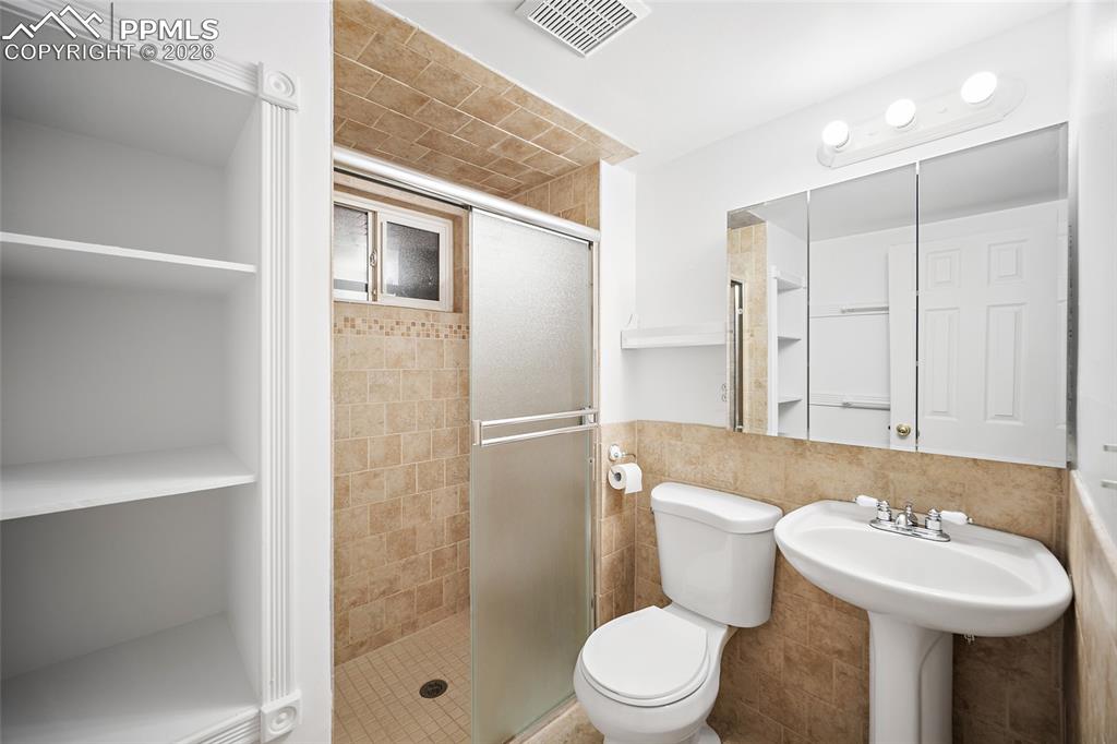 Image 25 of 35: Bathroom