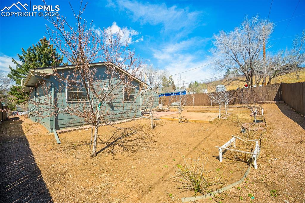 Image 28 of 35: Yard