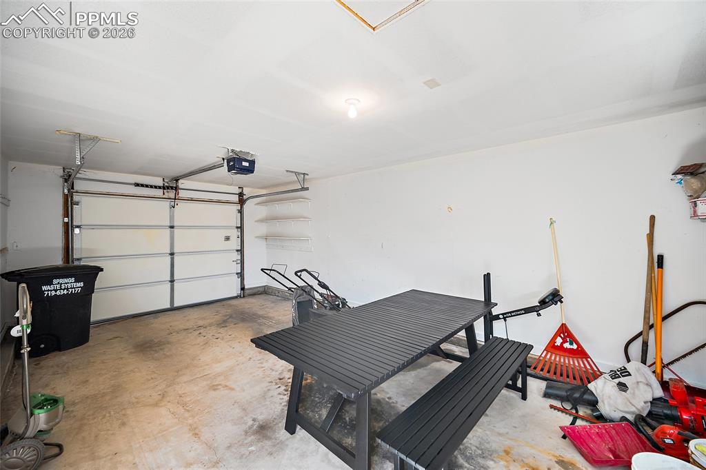 Image 32 of 35: Garage