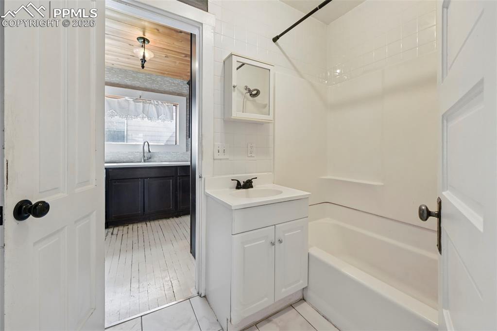 Image 12 of 28: Bathroom