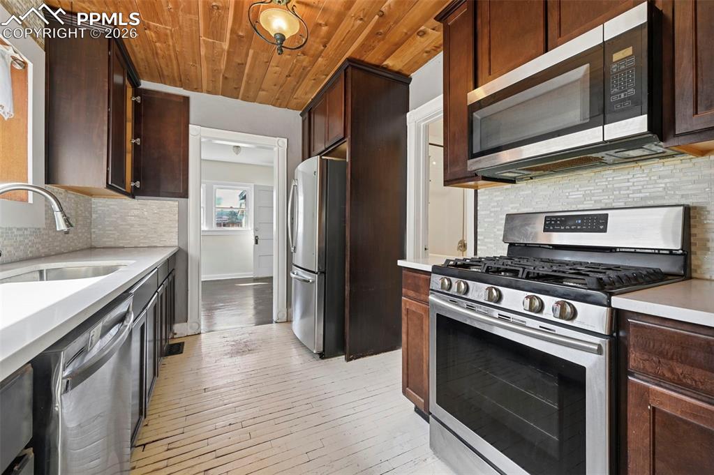 Image 13 of 28: Kitchen