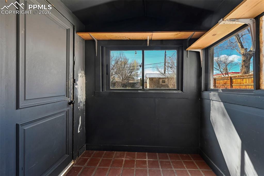 Image 18 of 28: Entry