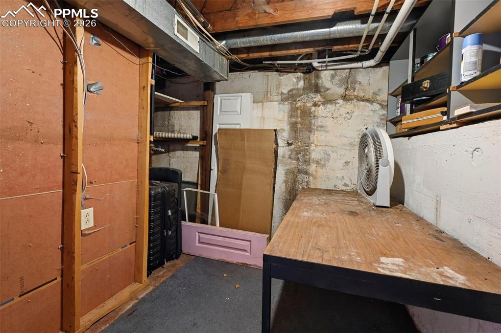 Image 22 of 28: Utility Room