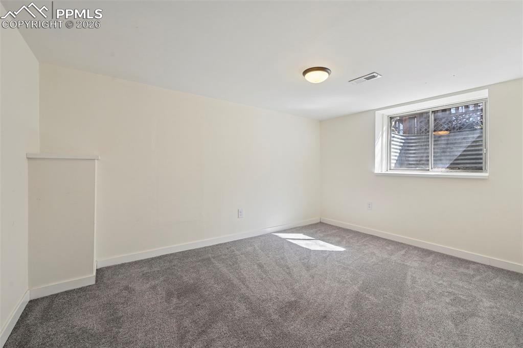 Image 25 of 28: Bedroom