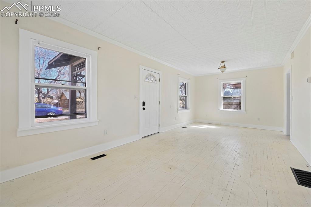 Image 4 of 28: Entry