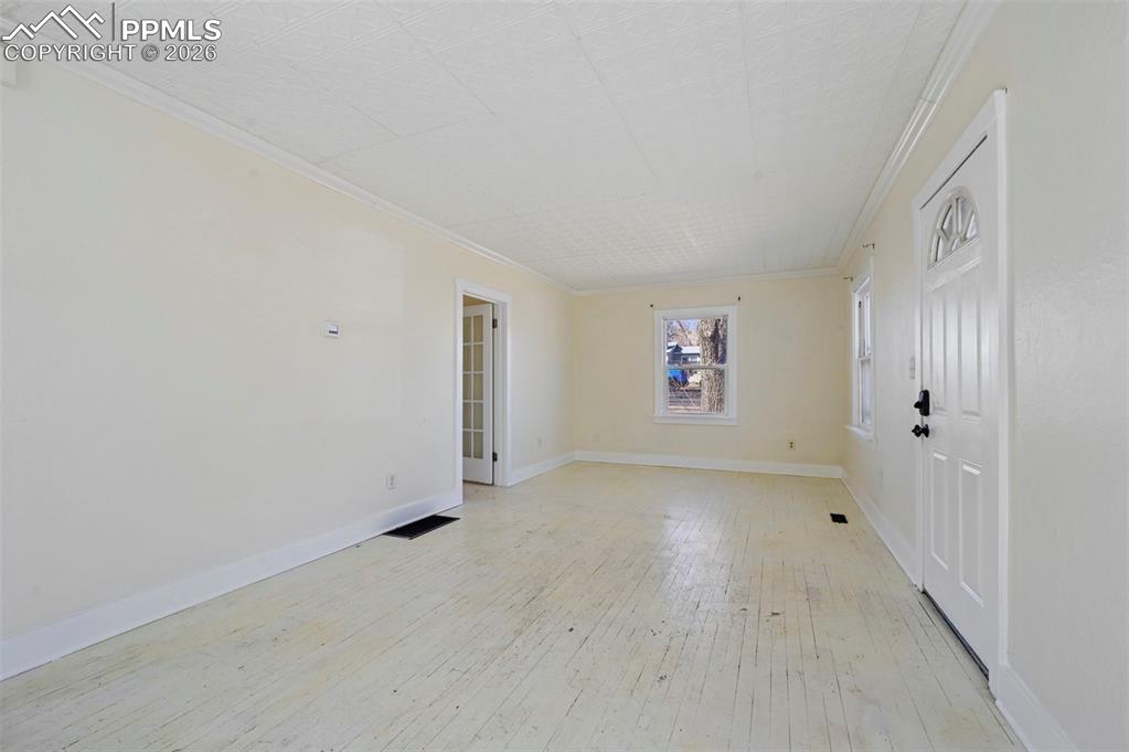 Image 7 of 28: Living Room