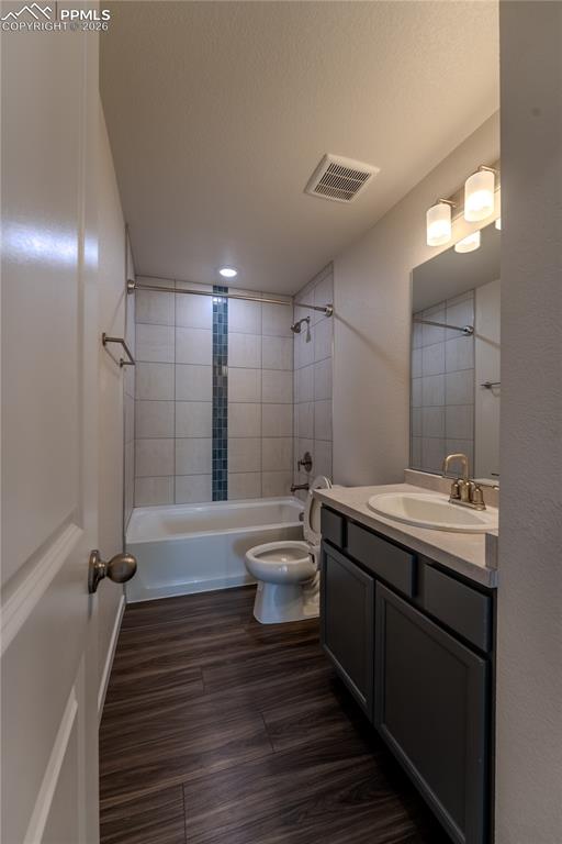 Image 12 of 24: Bathroom