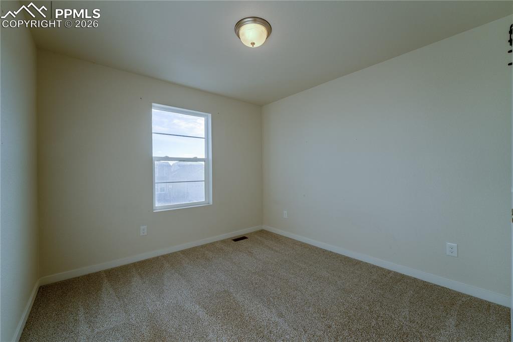 Image 15 of 24: Bedroom