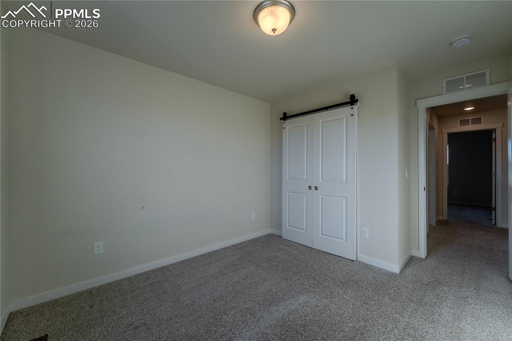 Image 16 of 24: Bedroom