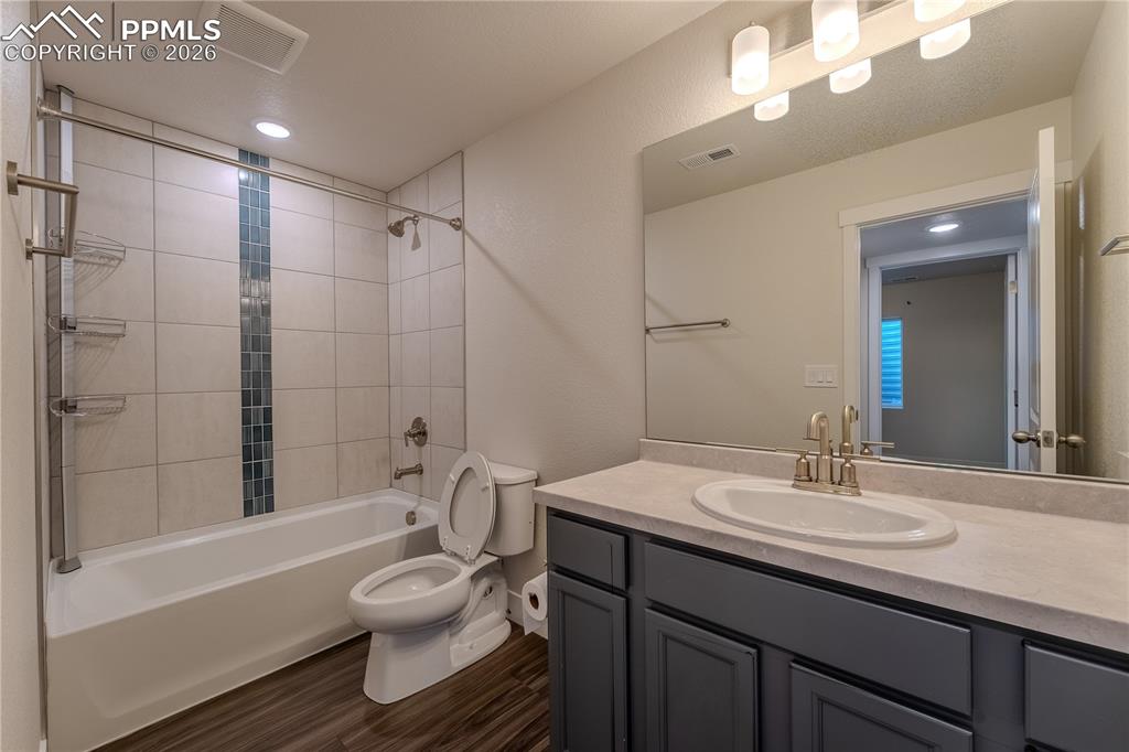 Image 23 of 24: Bathroom