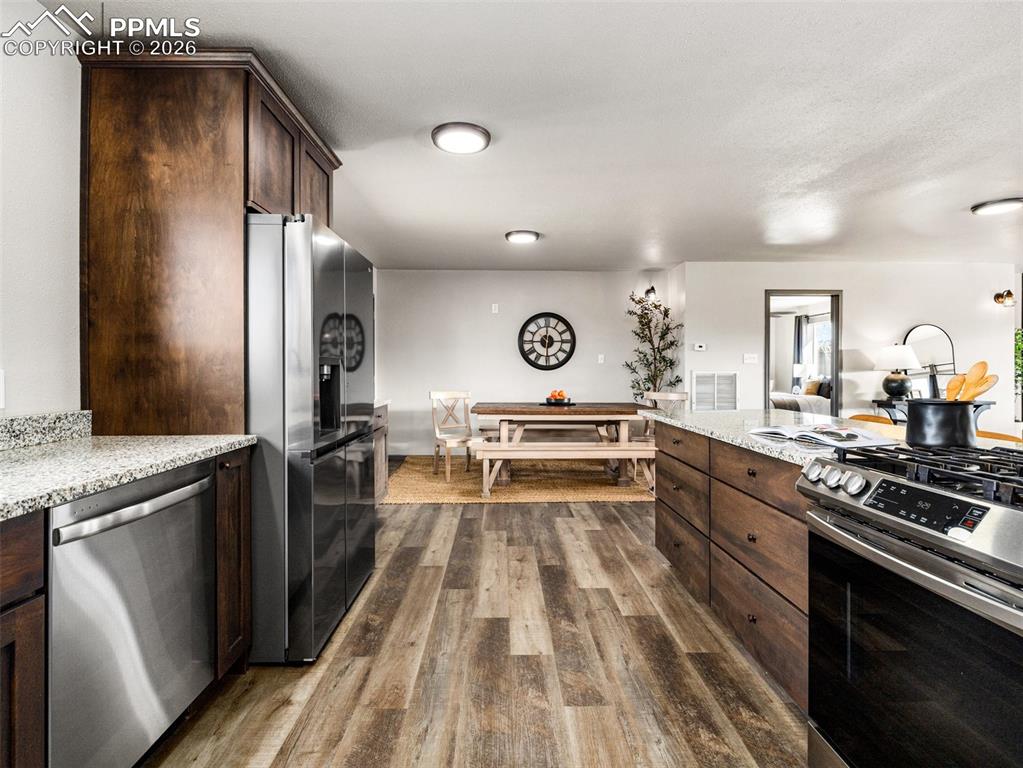 Image 10 of 50: Kitchen