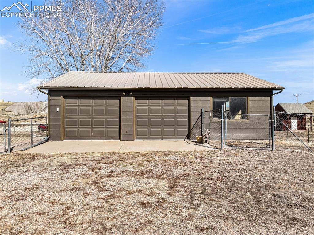 Image 2 of 50: Garage