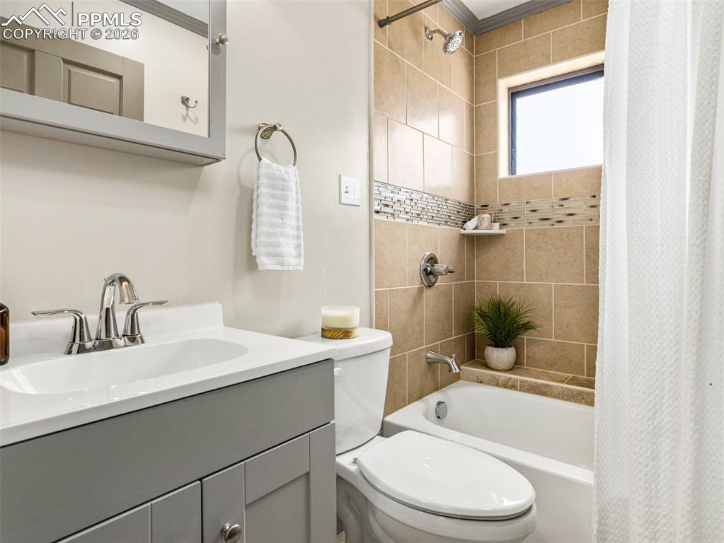 Image 25 of 50: Bathroom