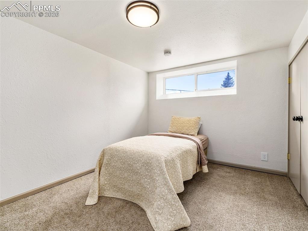 Image 28 of 50: Bedroom