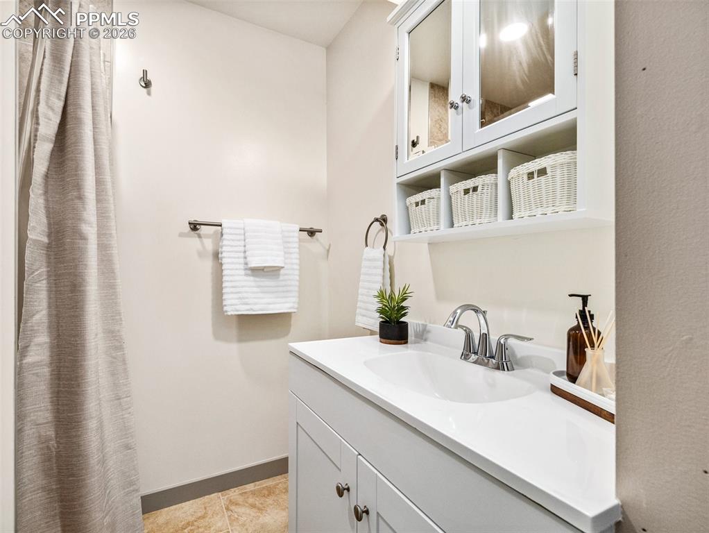 Image 32 of 50: Bathroom