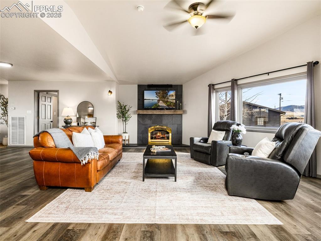 Image 4 of 50: Living Room