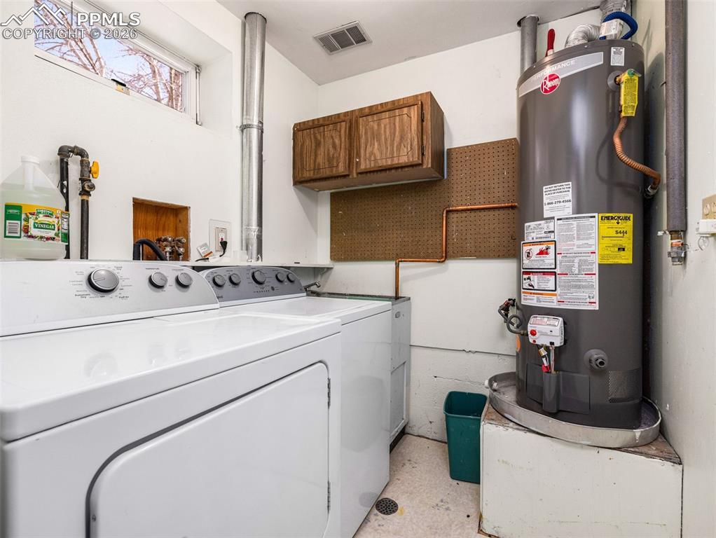 Image 40 of 50: Laundry