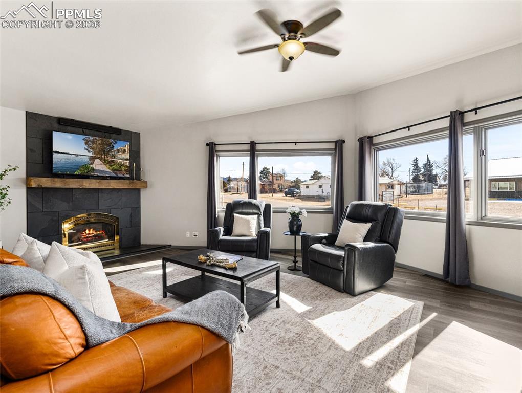 Image 5 of 50: Living Room