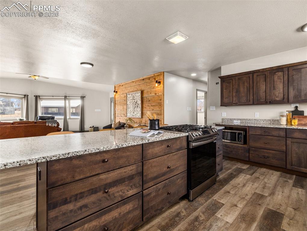 Image 6 of 50: Kitchen