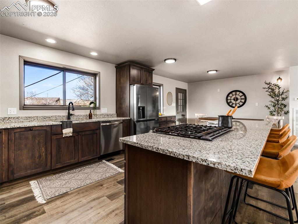 Image 7 of 50: Kitchen