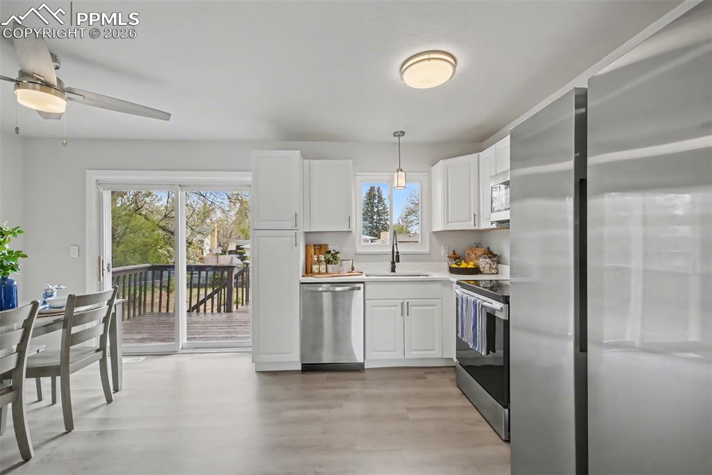 Image 10 of 28: Kitchen