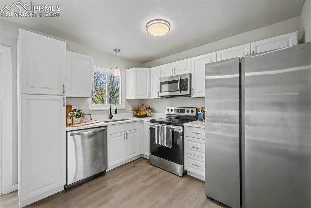 Image 11 of 28: Kitchen