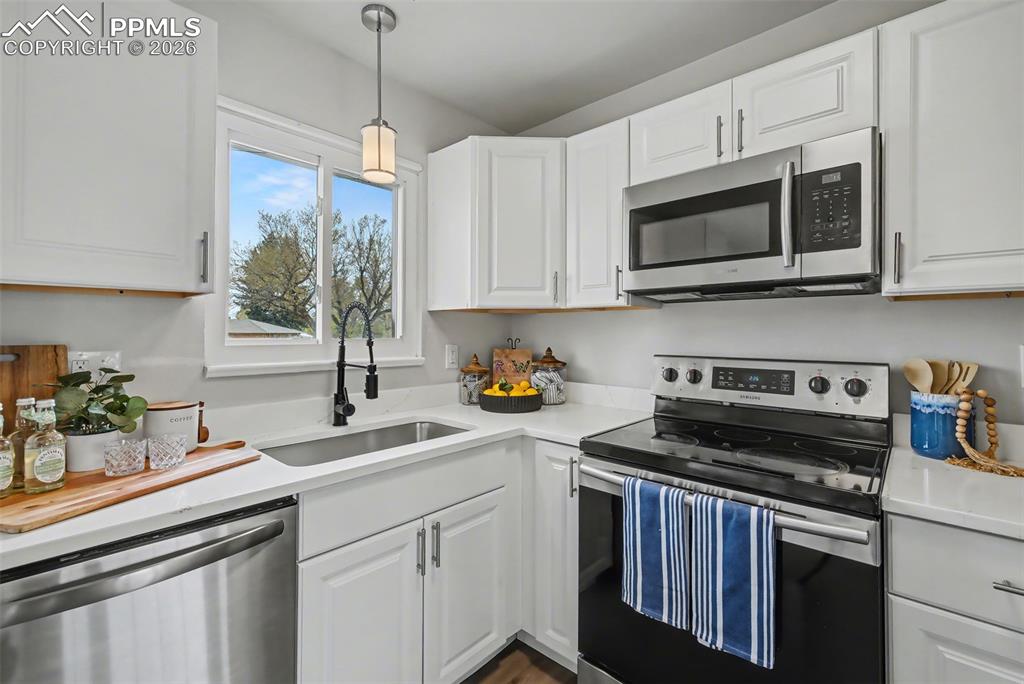 Image 12 of 28: Kitchen