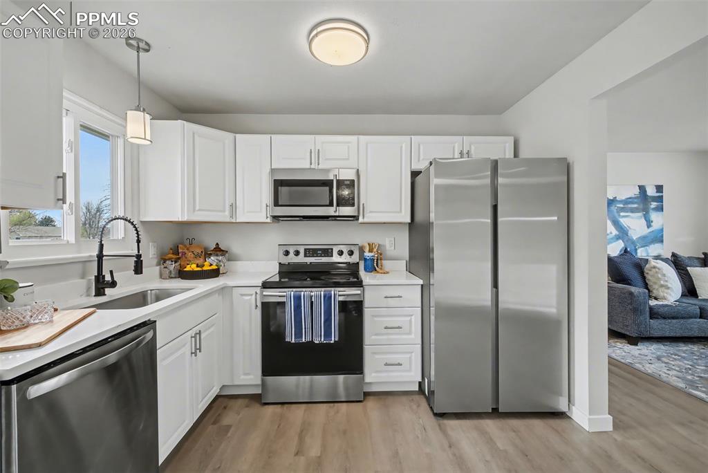 Image 13 of 28: Kitchen