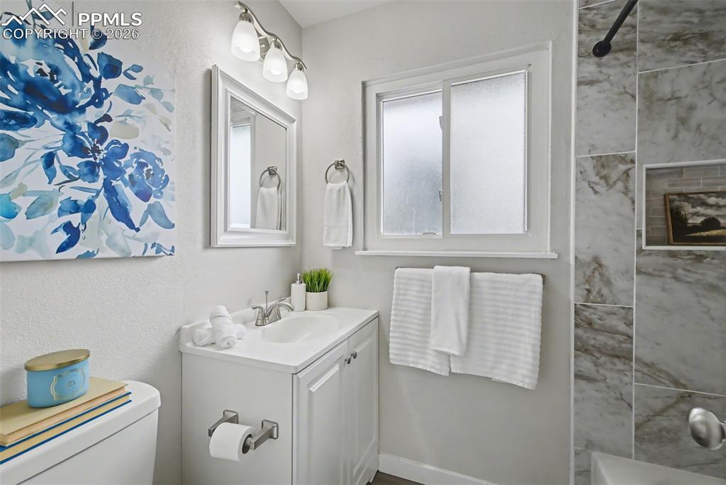 Image 16 of 28: Bathroom