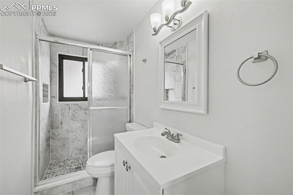 Image 23 of 28: Bathroom