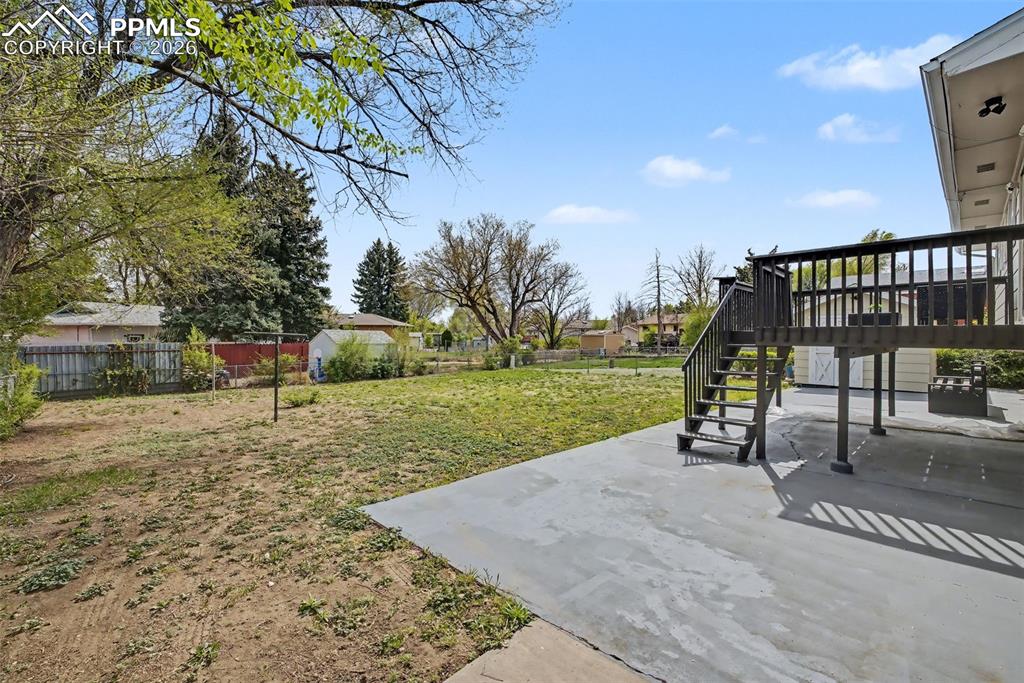 Image 24 of 28: Yard