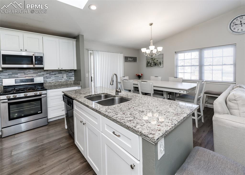 Image 13 of 49: Kitchen