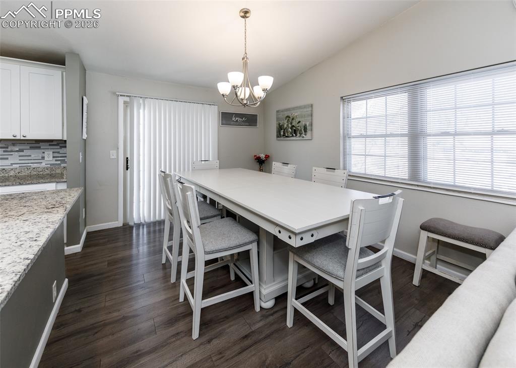 Image 21 of 49: Dining Area