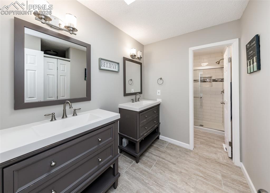 Image 29 of 49: Bathroom