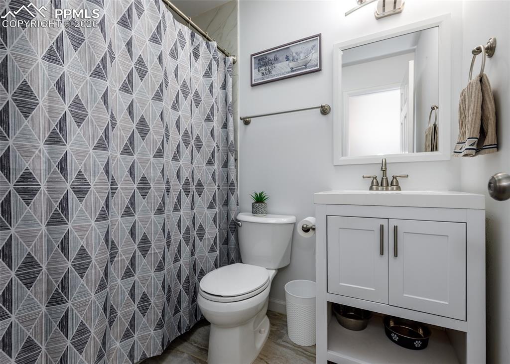 Image 34 of 49: Bathroom