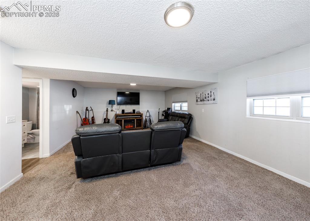 Image 40 of 49: Living Room