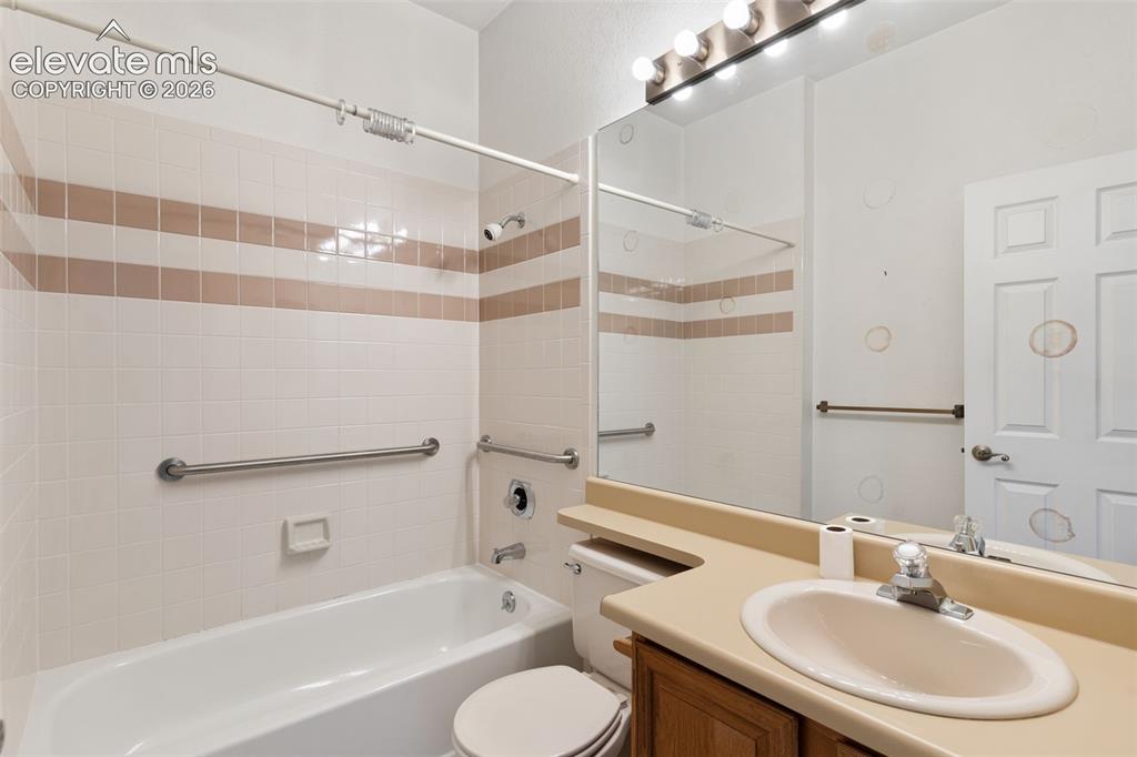 Image 17 of 33: Bathroom