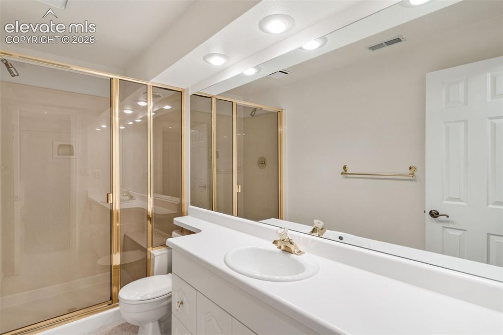 Image 26 of 33: Bathroom