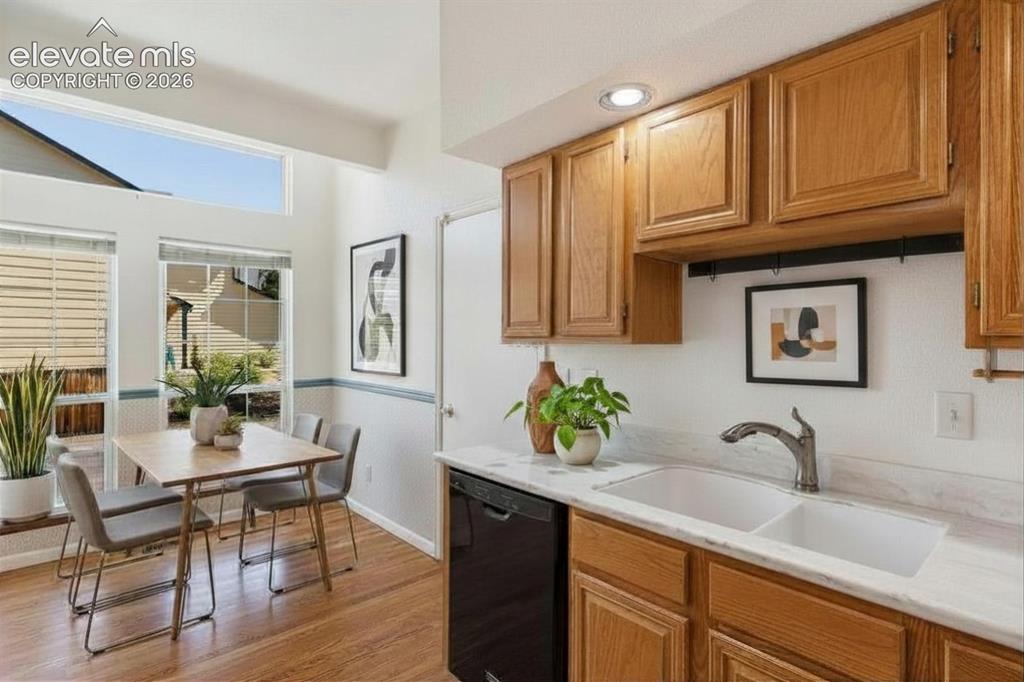 Image 6 of 33: Kitchen