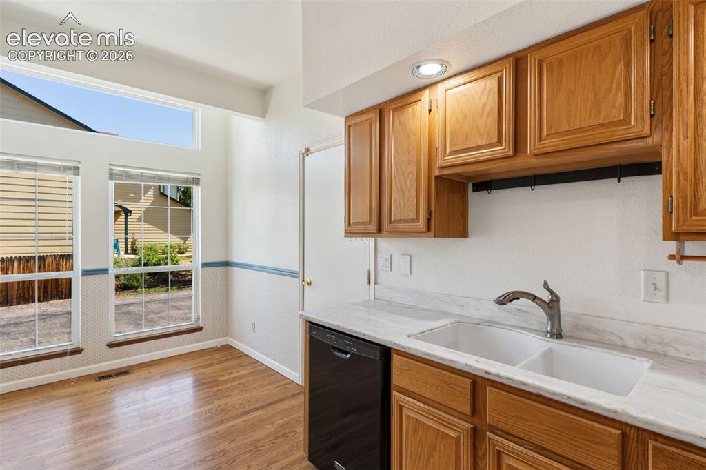 Image 7 of 33: Kitchen