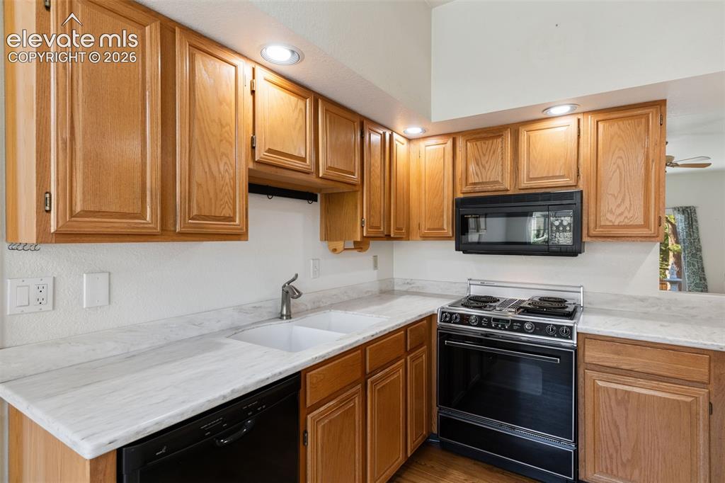 Image 8 of 33: Kitchen